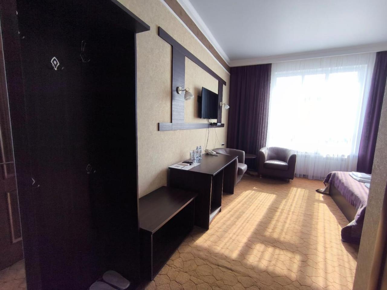 Pride Hotel Taraz Buitenkant foto