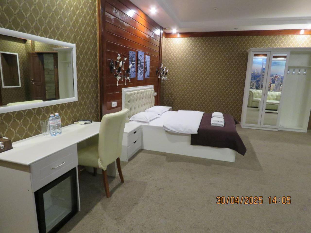 Pride Hotel Taraz Buitenkant foto